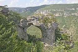 Skalní most Baousso del Biel v údolí řeky Tarn, jižní Francie