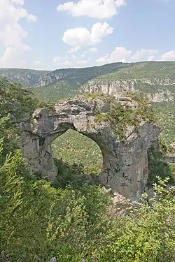 Pohled na skalní bránu Baousse del Biel