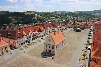 Celkový pohled na náměstí z věže Baziliky svatého Egídia. Ve středu stojí stavba renesanční radnice