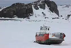 Loď u ruské polární stanice Bellingshausen v letním období