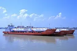 Dlouhé lodě s válcovými zásobníky na přepravu LPG po vodních cestách v Bangladéši