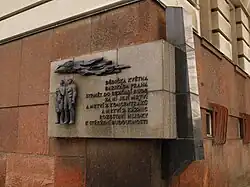 Pamětní deska pražského povstání na náměstí Hrdinů