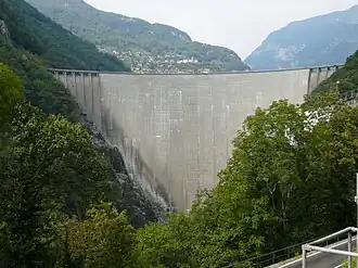 Přehradní hráz s přelivy po stranách hráze