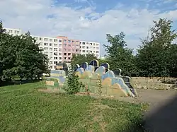 Drak. 1987, dlaždicová mozaika. Praha 8 - Bohnice, Lindavská.