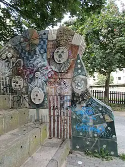 Klauni. 1987, dlaždicová mozaika. Praha 8-Bohnice, Lindavská, na dětském hřišti.