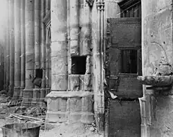 Díry pro miny vykopané německou armádou v pilířích baziliky v roce 1918