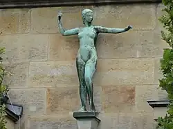 Tanečnice, bronz, nad hlavním vchodem do Univerzity tance Palucca v Drážďanech