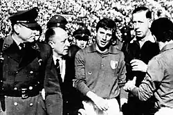 Giorgio Ferrini, který byl vyloučen a ze hřiště ho musela odvést policie