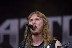 Anton Kabanen během vystoupení s Battle Beast v roce 2014