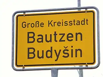Fotografie cedule s názvem města Budyšína v němčině a hornolužické srbštině