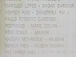 Výřez z kamenné desky s vytesanými jmény, mezi nimi i Marie Colvin.