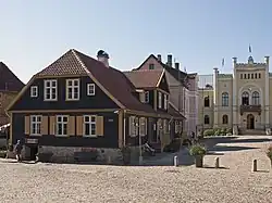 Historické domy v centru města s budovou radnice napravo