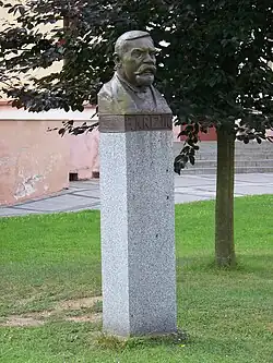 Bechyně, Libušina 164, Křižíkova busta před školou