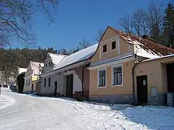 Bechyně, Zářečí, domy nad zatáčkou silnice.jpg