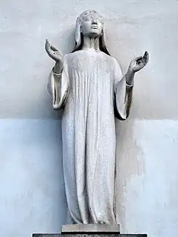 Orantka (1940-55), mramor, Kostel Nejsvětějšího srdce Páně