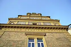 Detail štítu a režného zdiva Smetanova muzea (High Contrast)