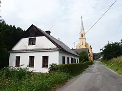 Dům ev. č. 16 a kostel svatého Bedřicha