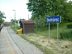 Pohled na zastávku z vlaku.