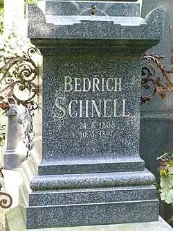 Detailní pohled na náhrobek