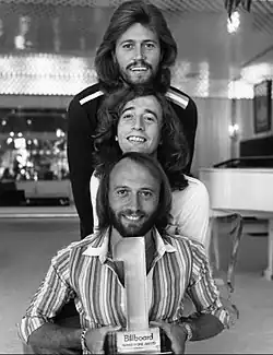 Bee Gees (1977). (shora dolů: Barry, Robin a Maurice)