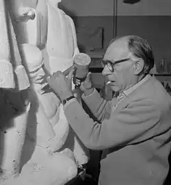 Beeldhouwer Johan Polet wordt 70 jaar, aan werkstuk (relief)