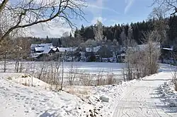 část vesnice s Býkoveckým rybníkem