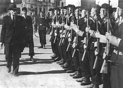 Radoslav Kazimírovič Ostrovskij provádí inspekci jednotek Běloruské pomocné policie, mezi roky 1942 - 1943