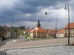 Pohled na náměstí s radnicí