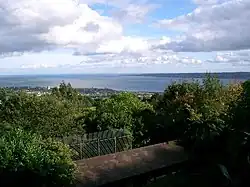 Pohled na zátoku z areálu belfastské zoologické zahrady v místní části Ballygolan