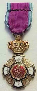 Zadní strana insignie řádu ve třídě důstojníka