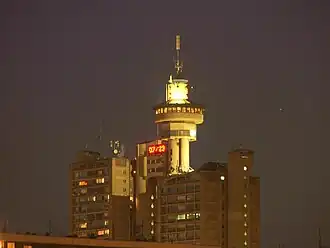 Nasvícená restaurace na vrcholku stavby