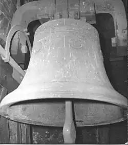 Zalomený závěs zvonu