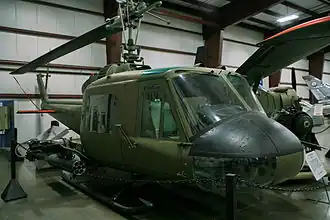 UH-1B vrtulník palebné podpory