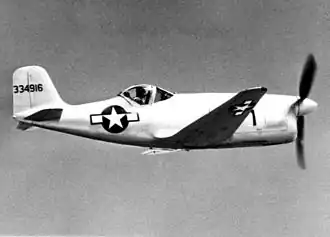 Bell XP-77 za letu (SN 43-34916). Tento stroj byl zničen při nehodě 22. října 1944