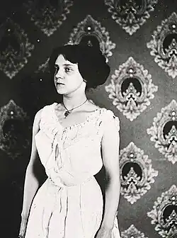 Storyville prostitute, stojící žena v interiéru, 1912