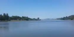 Beloslavské jezero z přívozu, v pozadí chemický kombinát v Devně