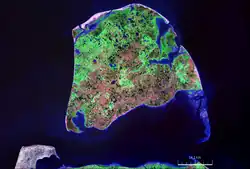 Bílý ostrov na družicovém snímku z roku 2000