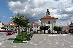 Benátky nad Jizerou, Husovo náměstí