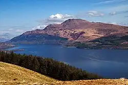 Výhled na Ben Lomond přes jezero Loch Lomond