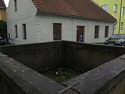 Benešov nad Černou, kašna u školy.JPG