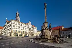 Náměstí Míru s radnicí a sloupem Nejsvětější Trojice