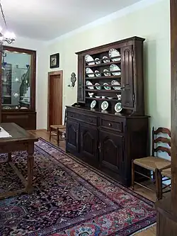 Kredenc s původním jídelním servisem