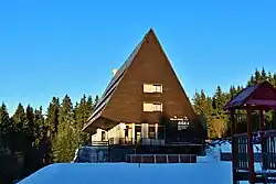 Trasa 7262 prochází vpravo od hotelu Bára