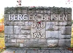 Pamětní kámen u vstupu do historické části koncentračního tábora Bergen-Belsen (2010)