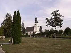 Farní kostel sv. Petra a Pavla v Bernarticích.