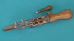 Řetězová pila pro osteotomii použitá Bernhardem Heinem