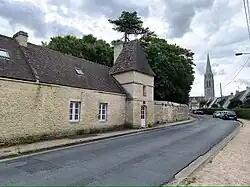 Panorama obce s hradem a kostelem