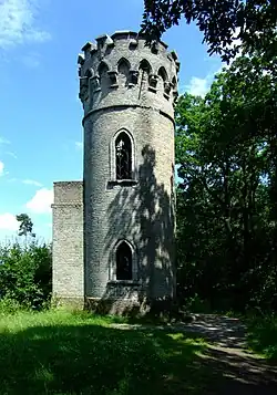 Turistická rozhledna na vrcholu kopce