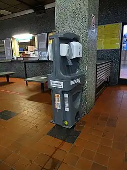 Kolem 7. března začala Správa železnic rozmisťovat na větších nádražích dezinfekční stojany