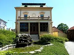 Duslova vila – detail lodžie z parku